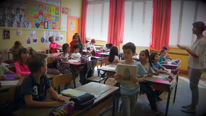 Vidéo : quand des enfants découvrent la Game Boy, le Polaroïd, le Walkman et le téléphone à cadran.