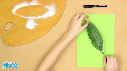 Un tableau avec une feuille