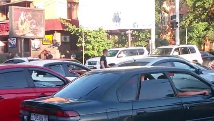 Cet homme se prend pour un policier et organise la circulation