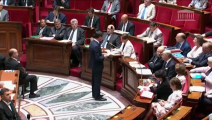Valls dénonce des "pratiques inacceptables" et réclame "un code de bonne conduite"