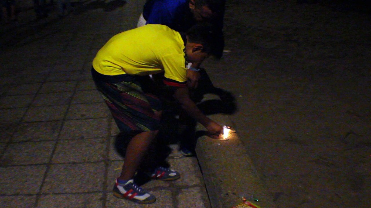 Fabian jugando con polvora