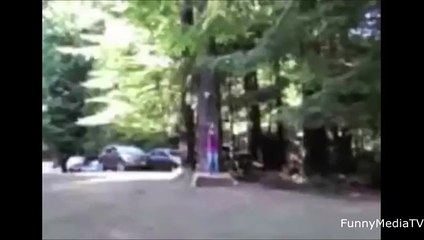 Cette fille tombe d'une tyrolienne