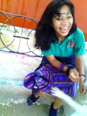 niña setzi es atacada por un perro por su dulce xD