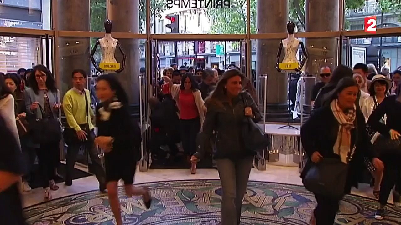 Zoom sur ces touristes étrangers qui viennent à Paris spécialement pour faire les soldes