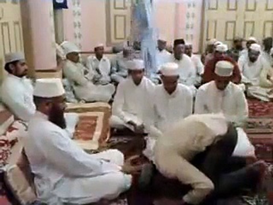 Watch How This Molvi Is Committing Shirk