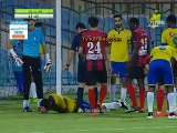 ايمانويل اجبيتور لاعب الداخلية يضرب محمد فتحي لاعب الإسماعيلي