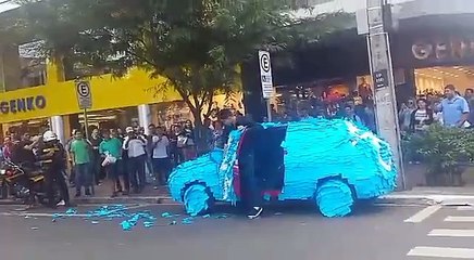 Carro é pintado após motorista estacionar em local proibido