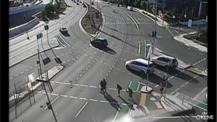 Une moto se crashe et manque d'emporter des piétons sur son passage