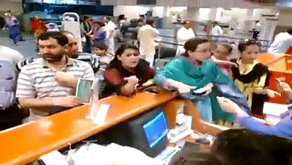 People Abusing Asfand Yaar Wali For Cancelling Flight