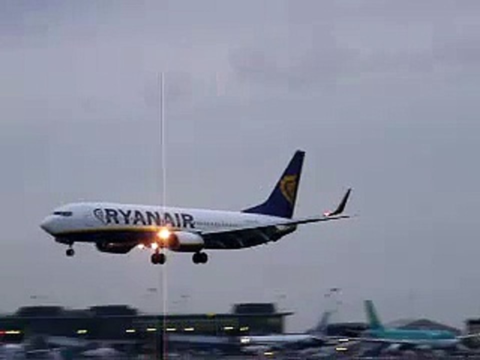 Boeing 737-800 Ryanair emergancy landing