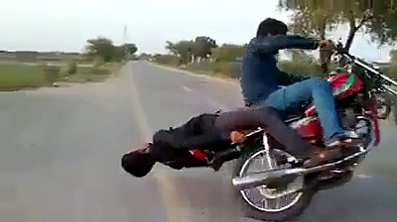 Amazing wheeling by a bike rider