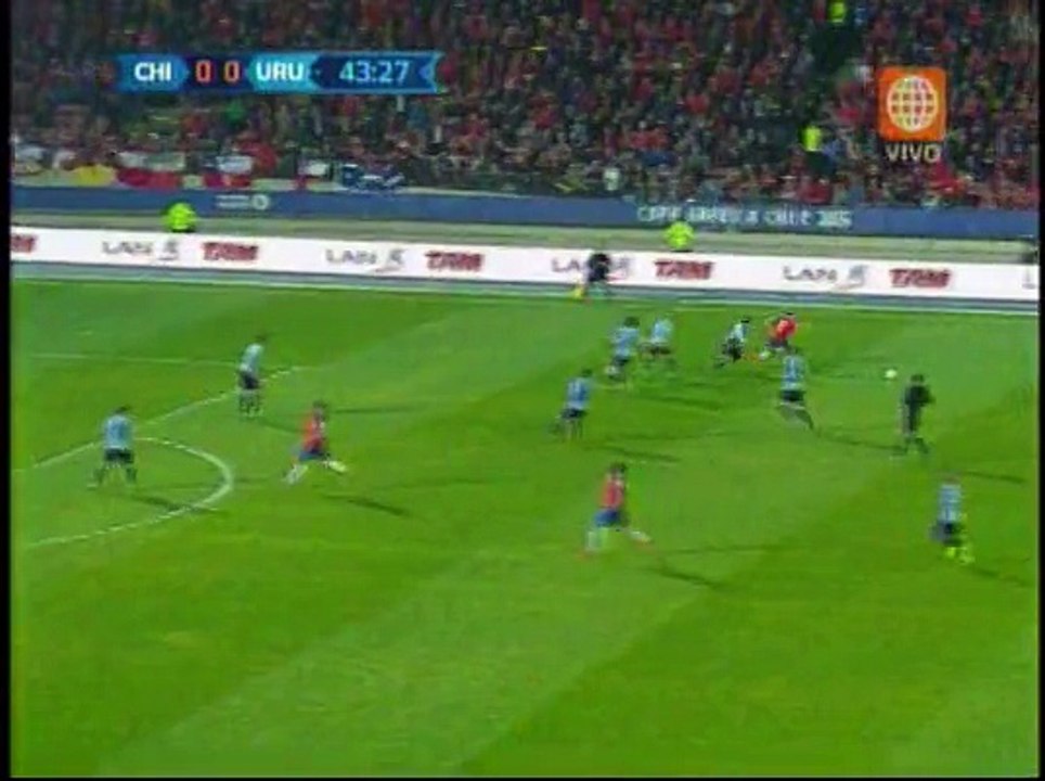 Arturo Vidal sufrió durísima entrada de Arévalo Ríos (VIDEO)