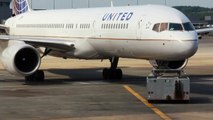 United Airlines Boeing 757-224(WL) - cn 30351 PUSHBACK