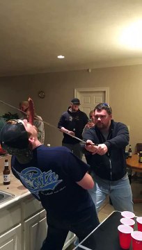 Ivre, il joue avec une épée et coupe le nez de son pote