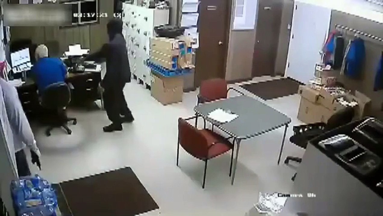 Des braqueurs armés se font enfermer par le patron