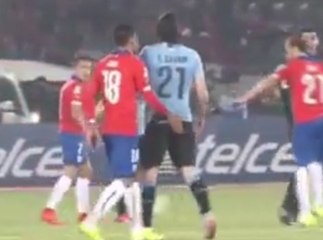 Edinson Cavani se prend un doigt aux fesses...et un carton rouge!