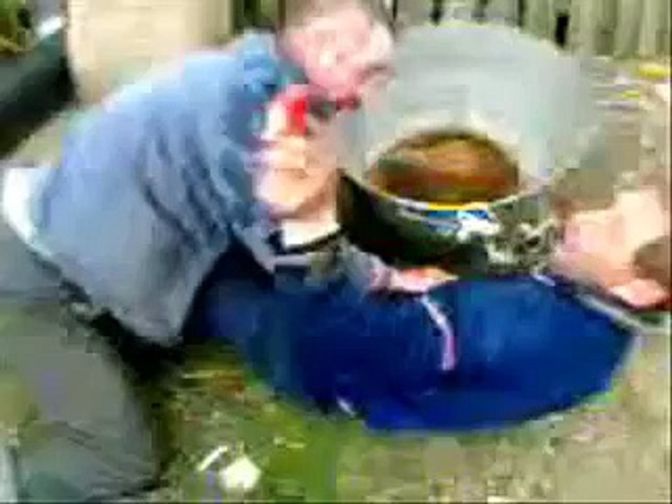 Walka pijaków o 1000 zl [Menele.Tv]