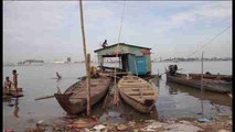 El desalojo de las casas flotantes muestra el desamparo de vietnamitas en Camboya