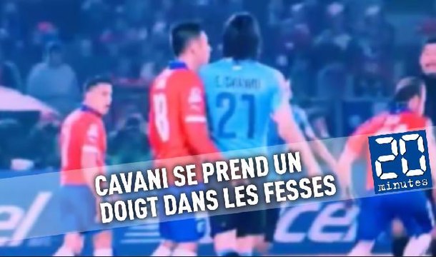 Cavani se prend un doigt dans les fesses puis un carton rouge