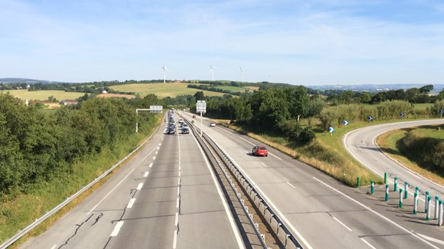 Les taxis manifestent contre Uberpop sur la voie express