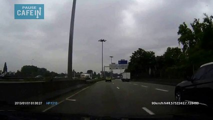 Un équilibriste en Renault Twingo ! Une façon innovante de se garer