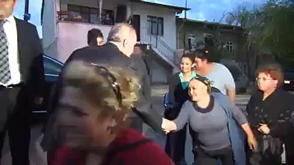 Erdoğan eşiyle çat kapı girdikleri evde kurulan yer sofrasında iftar açtı !