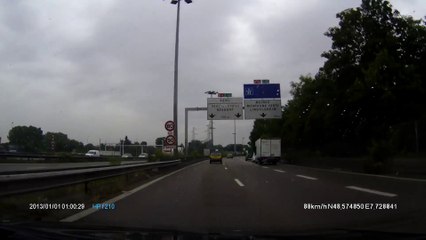 Accident complètement fou  une twingo fait un aquaplaning et se retourve perchée