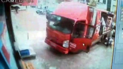Silahlı banka soyguncuları kamerada