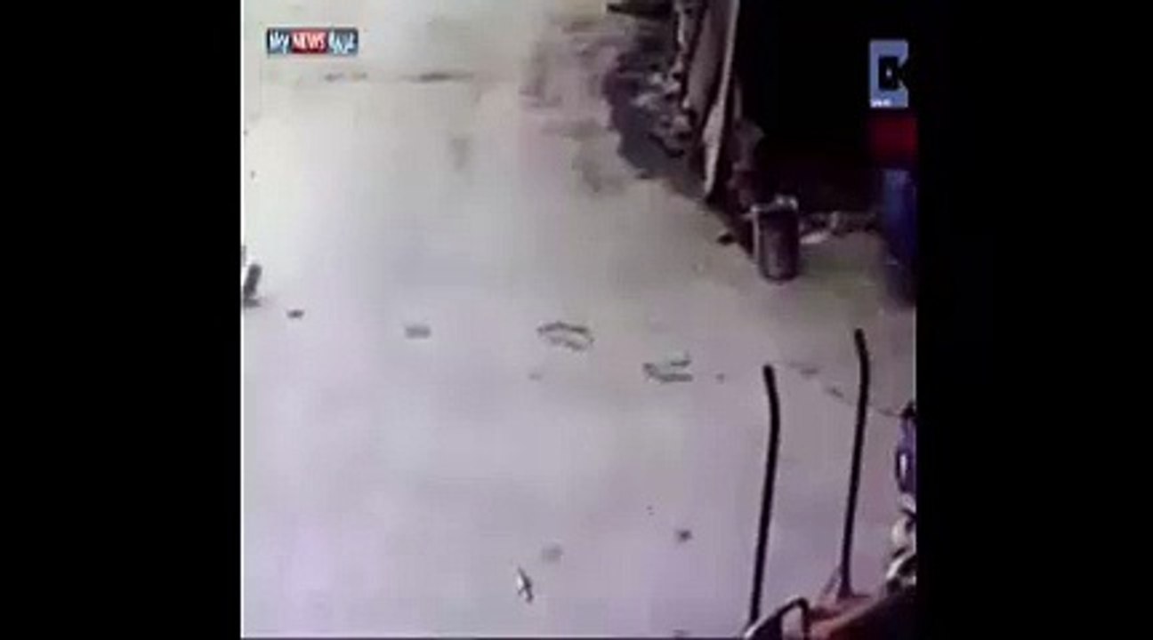 un enfant presque ecrasè par un camion