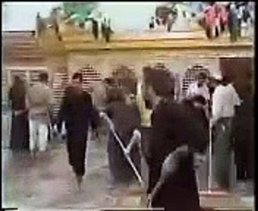 الملا جليل الكربلائي يغسل ضريح الإمام الحسين ع