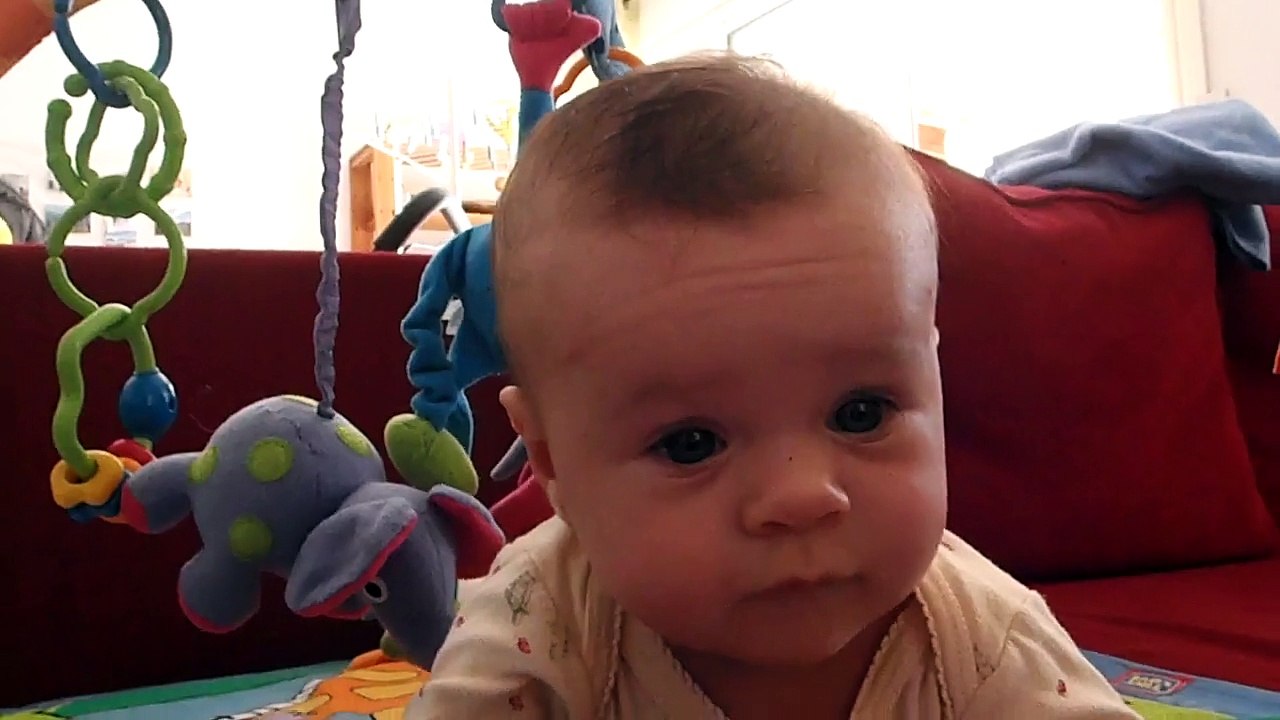 jules sur le tapis d'éveil