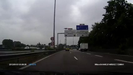 Une Twingo se gare sur une glissière d'autoroute suite à un dérapage...