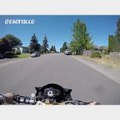 Course à grande vitesse : un motard poursuit un voleur de moto