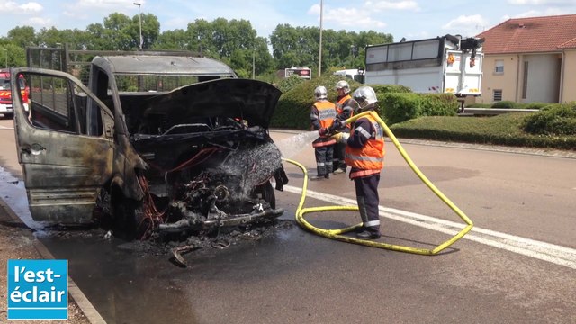 Un camion benne prend feu à Troyes sur le boulevard Pompidou