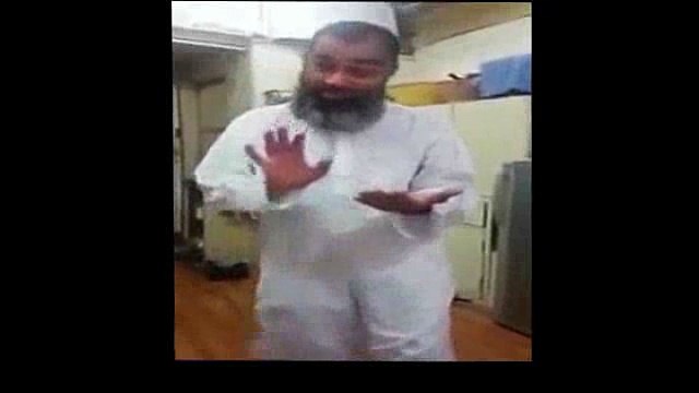 Attari Style Mein Attar Lagane Ka Tareeqa