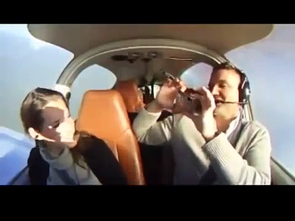 Il fait croire que l'avion va se cracher et fait sa demande en mariage