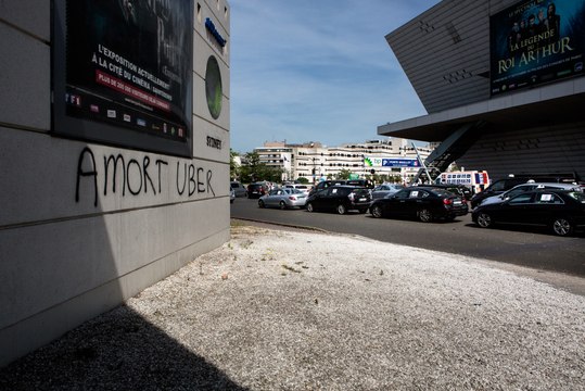 Grève des taxis : les débordements, un appel au secours