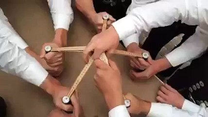 Así abrieron cinco botellas al mismo tiempo estos empleados