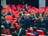 لحظة طرد مروة قاواقجي من البرلمان التركي 1999