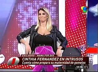 Las lolas de Cinthia Fernández embarazada: un problema sin solución