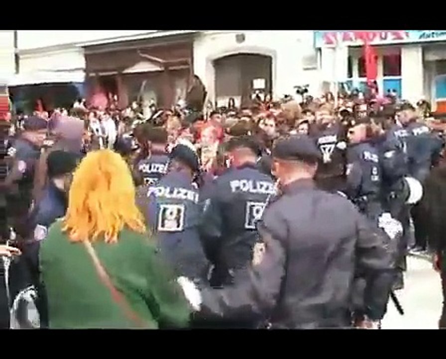 mai antifa gewalt krawall angriff auf polizei oesterreich linker rand demonstration ungeschnitten