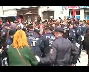 mai antifa gewalt krawall angriff auf polizei oesterreich linker rand demonstration ungeschnitten