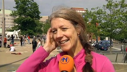 Leerlingen van het Werkmancollege eren hun naamgever met stoepkrijtkunst - RTV Noord