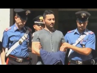 Скачать видео: Napoli - Arrestato il latitante Cuccaro, la folla ostacola i carabinieri (21.06.15)