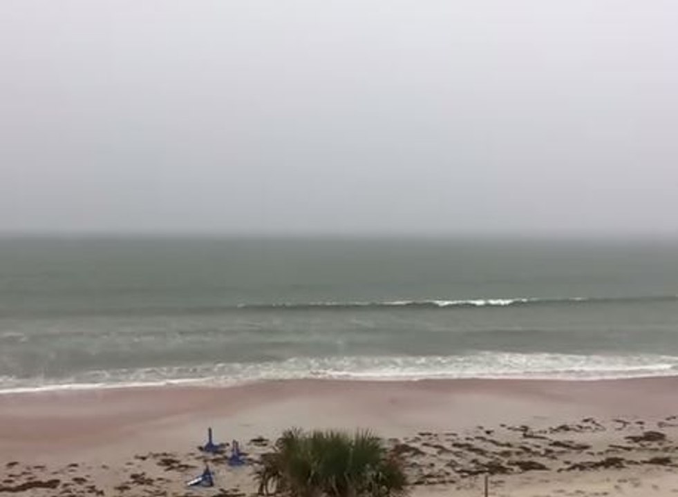 Captan en cámara lenta cómo un rayo cae sobre el mar y se viraliza