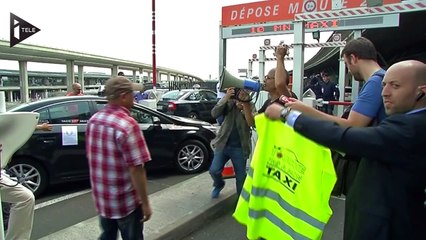 Coincée dans une voiture Uber, Courtney Love interpelle Hollande