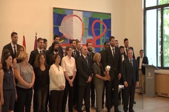 Carmena recibe a los campeones de la Liga de Baloncesto