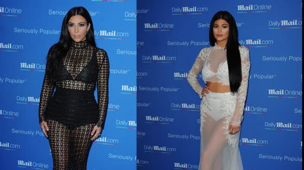 Kim Kardashian und Kylie Jenner in zueinander passenden Looks bei einer Cannes Jacht Party