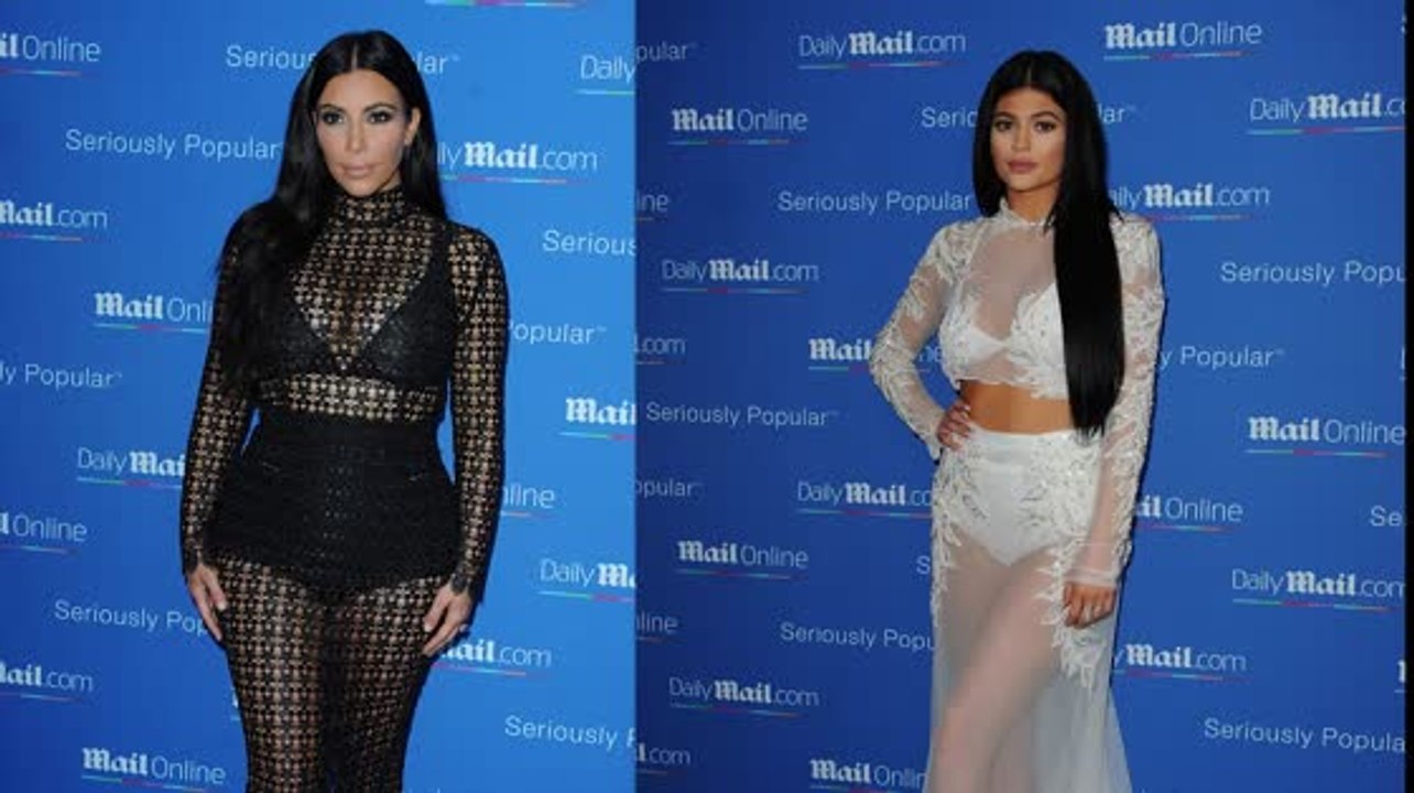 Kim kardashian und kylie jenner in zueinander passenden looks bei einer cannes jacht party