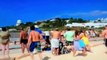 Despega un avión cerca de una playa y los bañistas salen volando